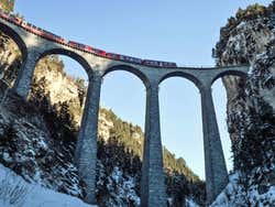 Bernina Express cruzando os Alpes Suíços